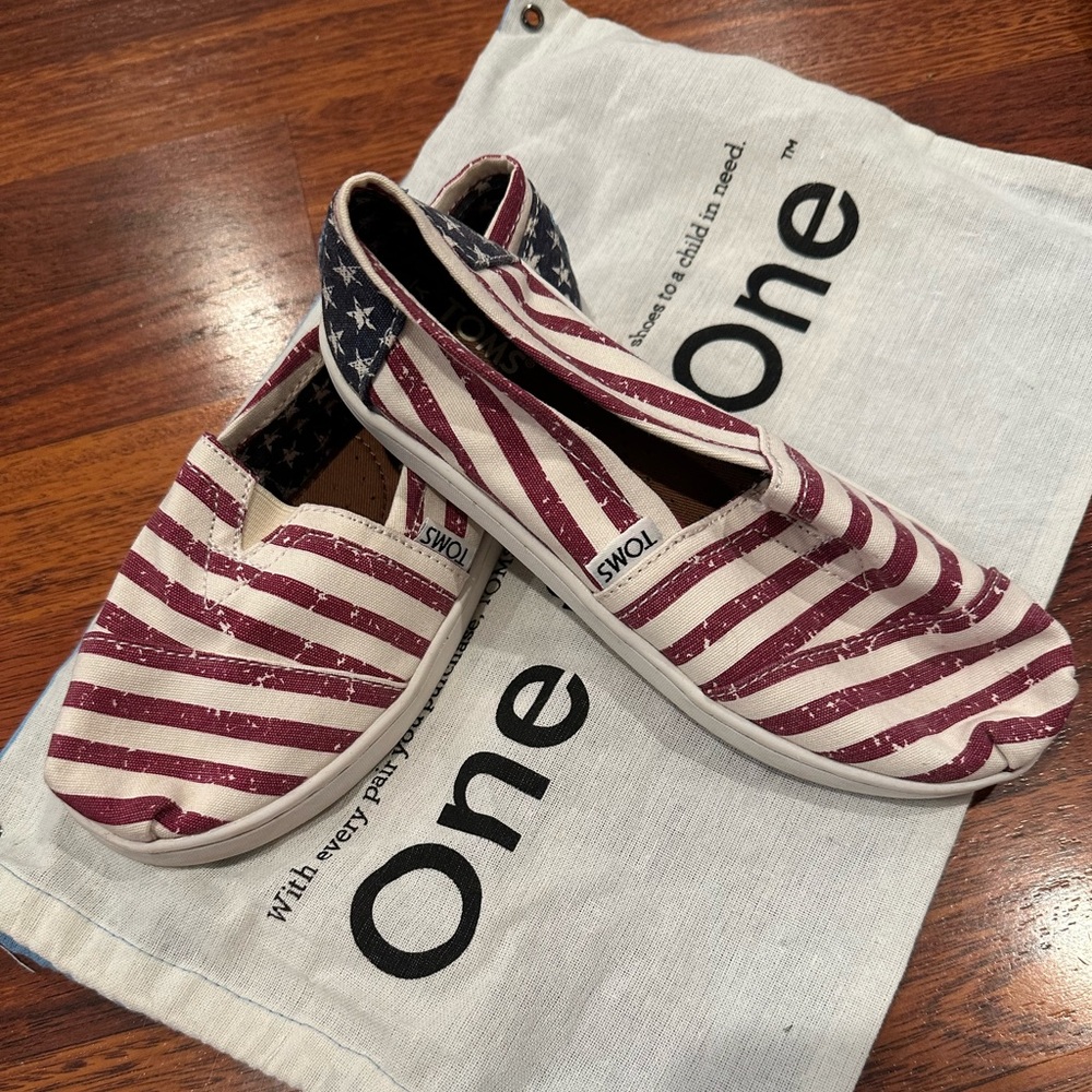NEW 🎁Unisex Flag Print Toms